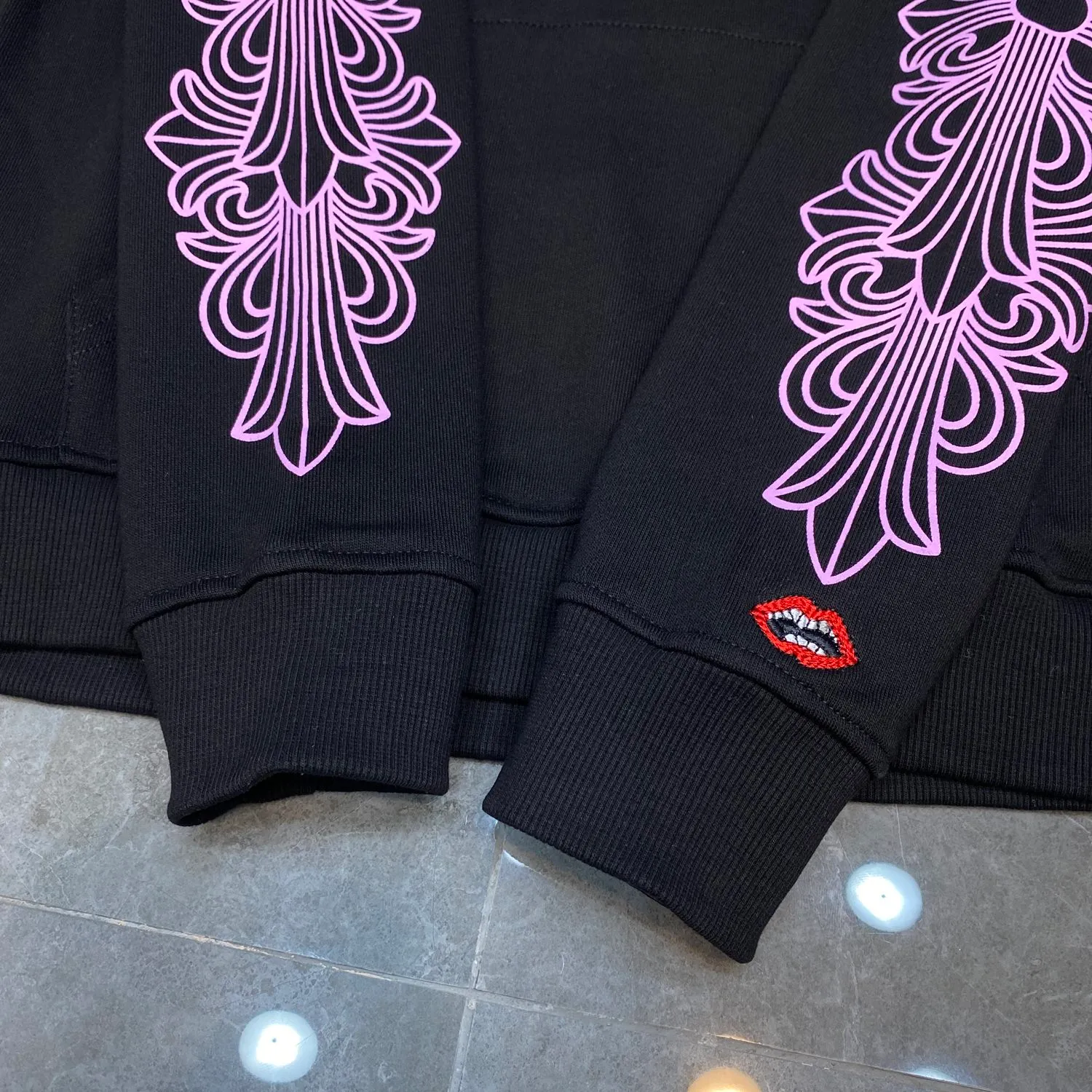P248 Chrome Hearts Autumn and Winter 2025 are available simultaneously at counters❤️ Chrome Matty Boy pink letter sweatshirt hooded sweatshirt. Imported environmentally friendly glue printing and dyeing. Improved customized version of 1:1 high-gram weight high-quality fabric. Recommended color: black. Size: S, M, L, XL.